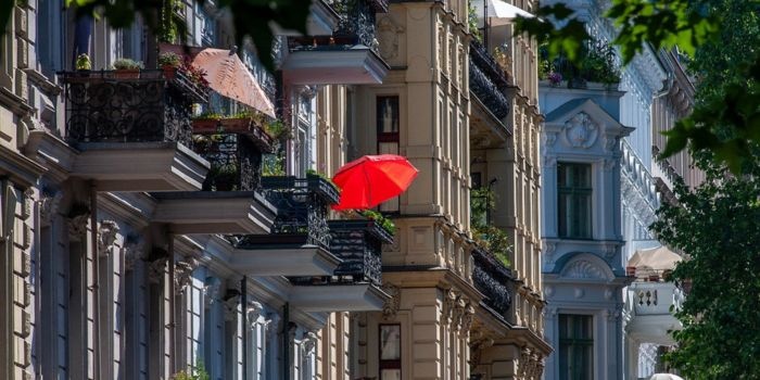 Płynne membrany do izolacji balkon&oacute;w są odporne na działanie wysokiej temperatury. Fot. Pixabay